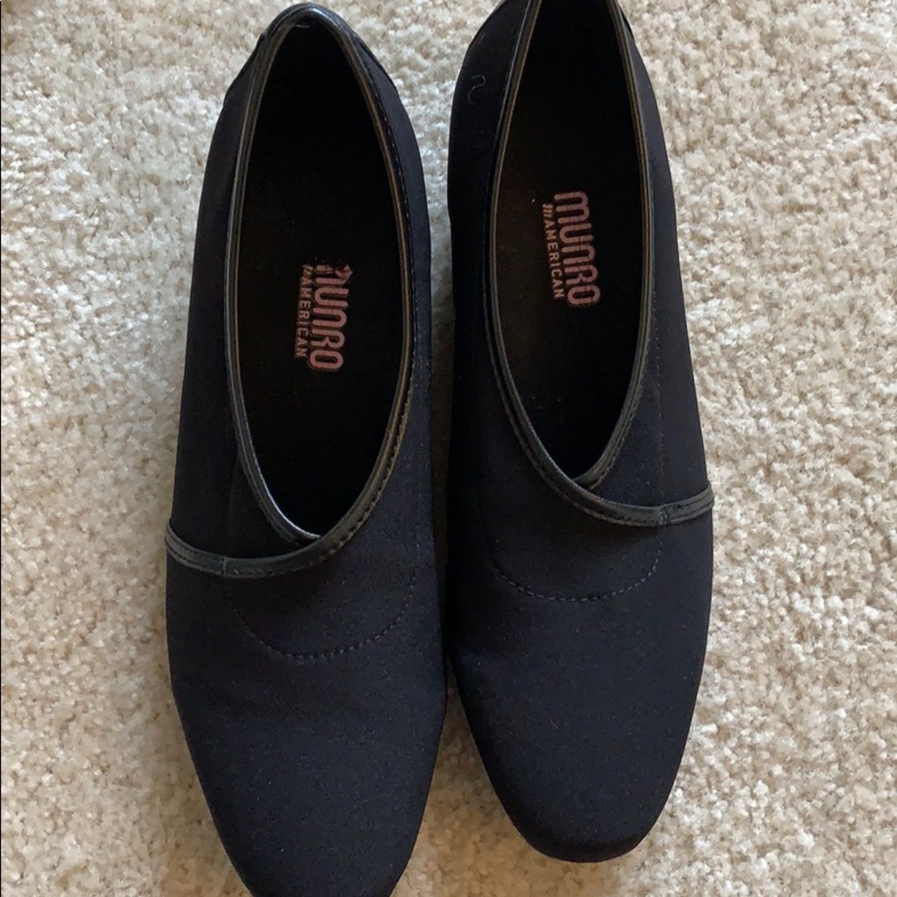 Munro Black ankle booties size 8.5